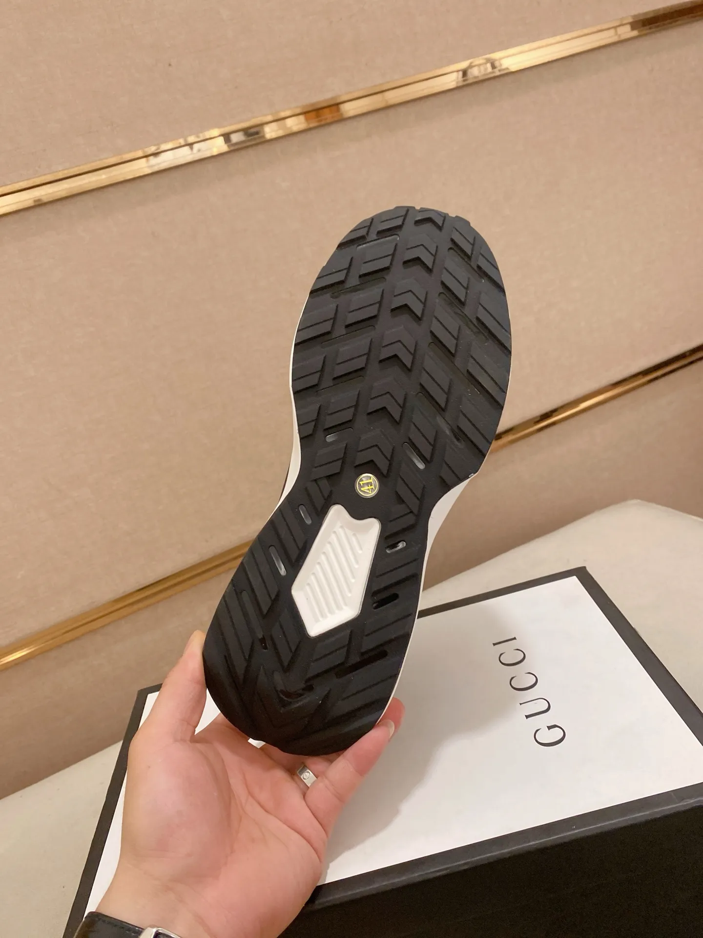 Men's shoes 💰 462💰The new GUCCI (Gucci) counters are launched simultaneously. The new men's shoes, 😘fabrics are selected from imported cowhide, and the lining is sheepskin lining. 👍🏿 High-end ☄️ air-cushion molded anti-slip rubber outsole, exquisite lines, simple and elegant, comfortable and high-end for leisure travel. Code number: 38 to 44 (45 can be customized and cannot be returned or exchanged)